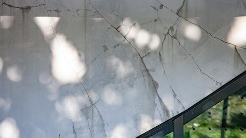 Frischer Anstrich für das Carbonbetonhaus: Warum am CUBE derzeit Gerüste stehen