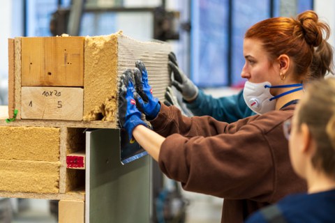 Studierende beim Bau nachhaltiger Baukonstruktionen im Rahmen des Seminars „Sustainable Learning“ 