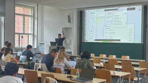 Prof. Jakob Beetz (RWTH Aachen University) leading the RDM workshop