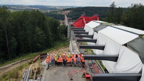 Foto zeigt eine Gruppe von Studierenden auf der Baustelle der Gottleubatalbrücke bei Pirna