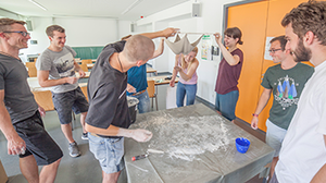 Studenten bei der praktischen Übung mit Hängemodellen