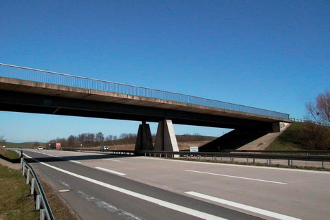 Stahlverbundbrücke mit Betonfertigteilen
