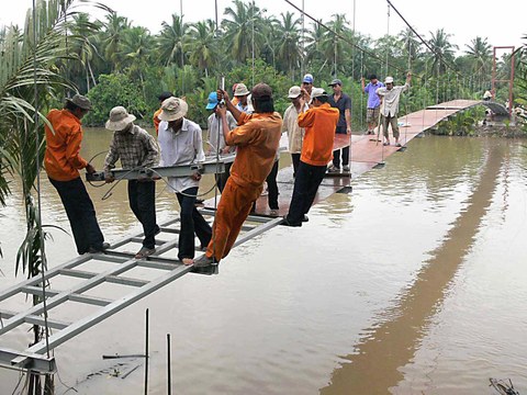 Händischer Aufbau einer Hängebrücke in Vietnam