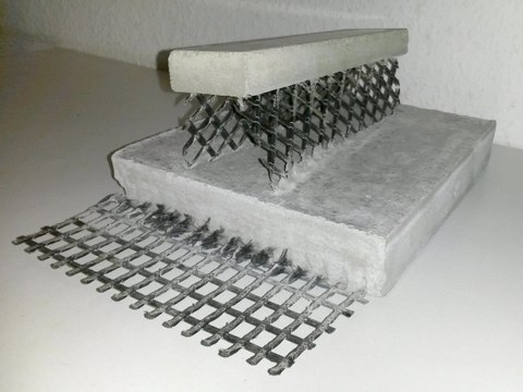 Textilbetonhalbfertigteilelement mit modifiziertem Gitterträger aus Beton und Carbon