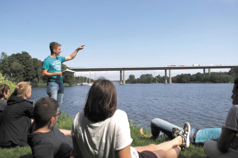 Studentischer Vortrag an der Rader Hochbrücke