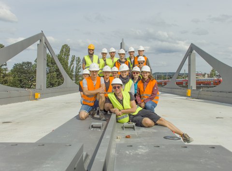 Gruppenfoto auf der Neckarbrücke in Stuttgart