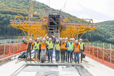 Gruppenfoto auf der Filstalbrücke vor dem Vorschubgerüst