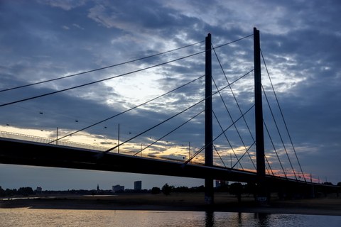 Foto zeigt die Rheinbrücke in Düsseldorf