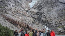 Foto zeigt die Exkursionsgruppe vor dem Briksdalsbreengletscher