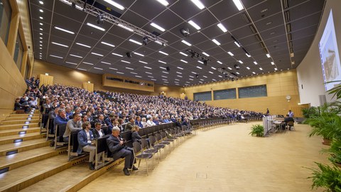 Zur Vortragsveranstaltung waren 1344 Anmeldungen eingegangen, die den Hörsaal 1, das Audimax, fast an die Kapazitätsgrenze brachten. 