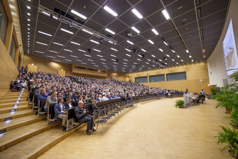 Zur Vortragsveranstaltung waren 1344 Anmeldungen eingegangen, die den Hörsaal 1, das Audimax, fast an die Kapazitätsgrenze brachten. 