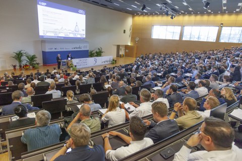 Foto zeigt den vollen Hörsaal Audimax im HSZ der TU Dresden
