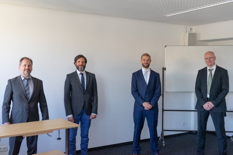 Promotionskommission und Kandidat: von links nach rechts sind zu sehen Prof. Mechtcherine, Prof. Balzani, Dr.-Ing. Erik Tamsen, Prof. Löhnert