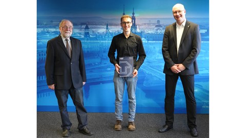 Herr Zastrau, Herr Kriesten und Herr Löhnert bei der Preisübergabe