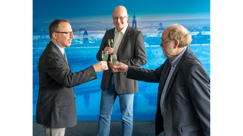 Prof. Löhnert and Prof. Zastrau meet with Dr. Schlebusch on his 25th employment anniversary