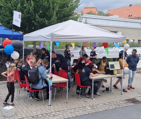 Bastel- und Infostand des IMF