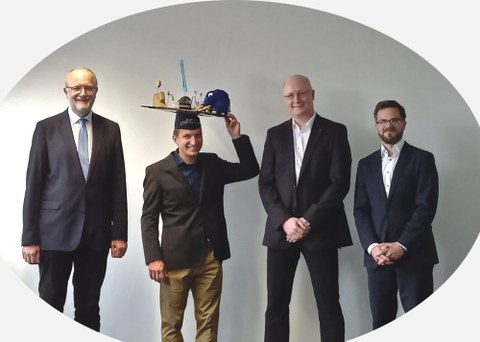 Christian Krüger with doctoral hat, surrounded by doctoral committee