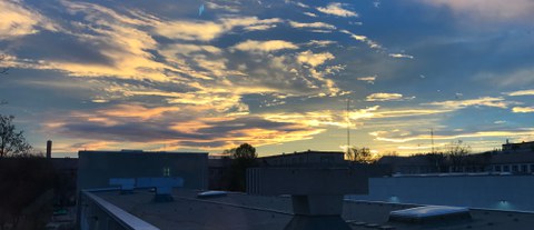 Sonnenaufgang über dem Straßenbau