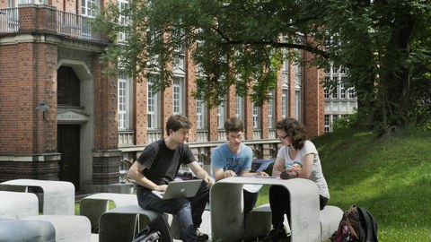 Studierende hinter dem Beyer-Bau