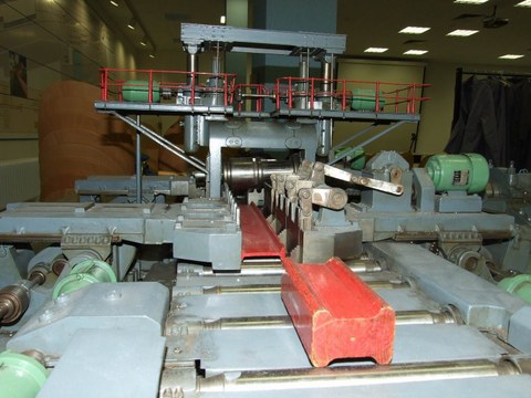 Modell zur Veranschaulichung des Herstellungsprozesses - horizontales Walzenpaar mit Träger