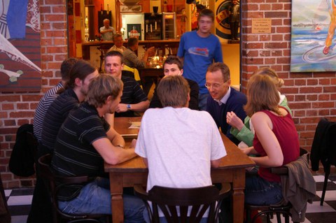 Exkursionsteilnehmer beim Abendessen im Restaurant Fisherman’s in Stralsund