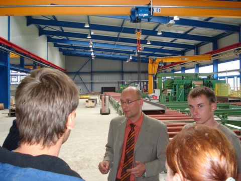 Herr Hagen Urban von Züblin Stahlbau im Gespräch mit Exkursionsteilnehmern