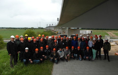 Exkursionsgruppe vor der Störbrücke Itzehoe