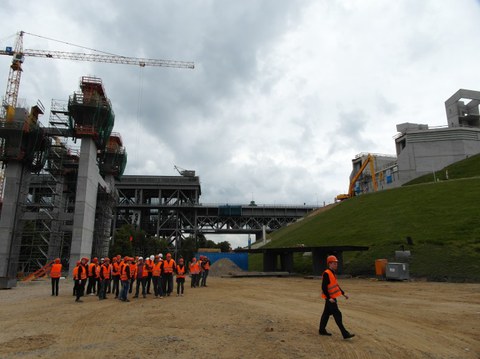 Exkursionsgruppe auf der Baustelle des Schiffshebewerkes Niederfinow