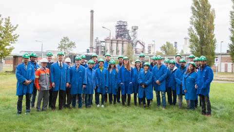 Exkursionsgruppe des Instituts für Stahl- und Holzbau der TU Dresden vor der Hochofenanlage der ArcelorMittal Eisenhüttenstadt GmbH