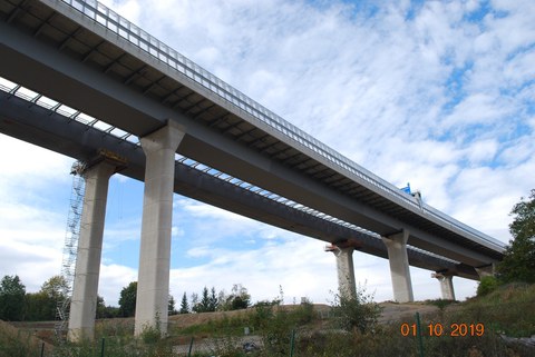 Abbildung 2: Fertiger und befahrener (vorn) und fertigzustellender Überbau (hinten) der Talbrücke Heidingsfeld