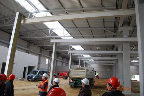 Abbildung 5: Exkursionsgruppe in der neu errichteten Fertigungshalle von Flottweg SE