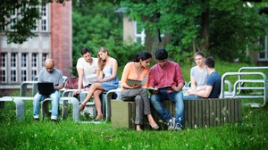 Studierende hinter dem Beyer-Bau