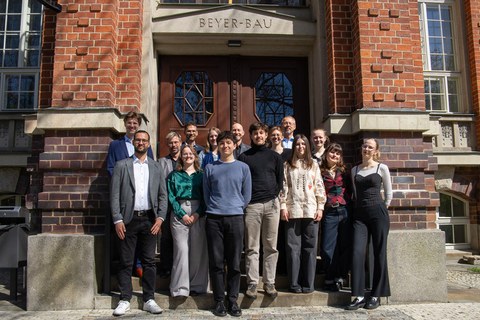 : Jury und Nominierte für den Züblin-Stahlbaupreis 2026 vor dem Beyer-Bau der TU Dresden
