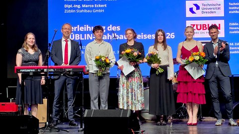 Verleihung des Züblin-Stahlbaupreises 2026 beim Bauball der Fakultät Bauingenieurwesen der TU Dresden, v.l.n.r.: Uta Lambrette (TU Dresden), Prof. Dr. Richard Stroetmann (TU Dresden), Daniel Zaharescu (2. Preis), Babette Birkle (3. Preis), Mariana Kalmykova (2. Preis), Anna Reichel (1. Preis), Marco Eckert (Züblin Stahlbau GmbH)