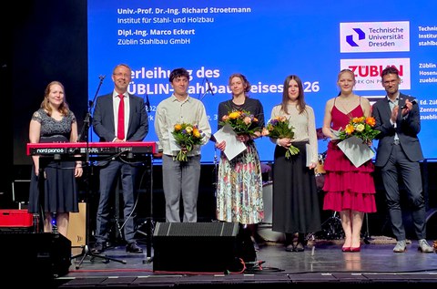Verleihung des Züblin-Stahlbaupreises 2026 beim Bauball der Fakultät Bauingenieurwesen der TU Dresden, v.l.n.r.: Uta Lambrette (TU Dresden), Prof. Dr. Richard Stroetmann (TU Dresden), Daniel Zaharescu (2. Preis), Babette Birkle (3. Preis), Mariana Kalmykova (2. Preis), Anna Reichel (1. Preis), Marco Eckert (Züblin Stahlbau GmbH)