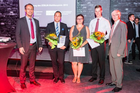 Preisverleihung mit Gewinnerinnen des Züblin-Stahlbau-Preises 2015, v.l.n.r.: Prof. Dr. Richard Stroetmann (TU Dresden), Thoralf Kästner (1. Preis), Claudia Schlenger (2. Preis), Lukas Hüttig (3. Preis) und Ulrich Pfabe (Züblin Stahlbau GmbH)