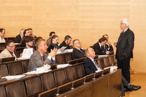 Prof. Dr.-Ing. Gerhard Hanswille (rechts)