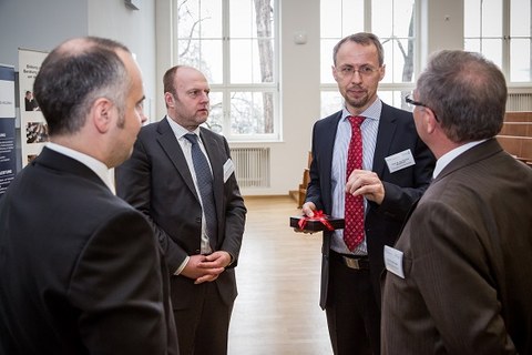 Bild 1. Dr. Gregor Nüsse, Ulrich Werner, Prof. Richard Stroetmann und Ralf Luther im fachlichen Austausch