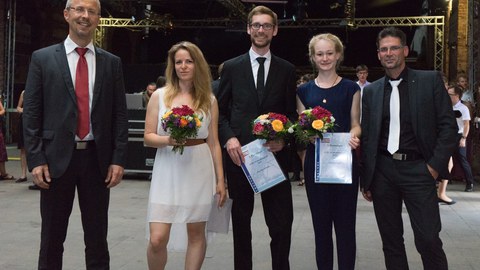 Bild 2. Verleihung des Züblin-Stahlbaupreises 2019 beim Bauball der Fakultät Bauingenieur-wesen der TU Dresden, v.l.n.r.: Prof. Dr. Richard Stroetmann (TU Dresden), Aleksandra Maksimova (3. Preis), Jan Schmidt (2. Preis), Ina Heise (1. Preis), Marco Eckert (Züblin Stahlbau GmbH) 