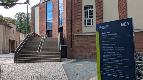 Eingang Beyer-Bau