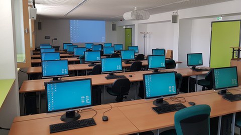 Foto des PC-Pool ABS02-001 mit eingeschalteten Rechnern