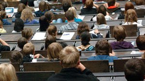 Foto von Studenten im Hörsaal, von hinten aufgenommen