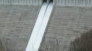 Überlauf der Talsperre Leibis