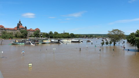 Ansicht der Staatskanzlei Dresden beim Hochwasser 2013