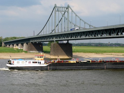 Schifffahrt bei Niedrigwasser am Rhein