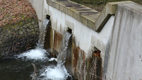 Geschiebefalle in Tschechien, zwei öffnungen, durch die das Wasser austritt