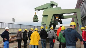 Studenten an der Wasserkraftanlage Straubing