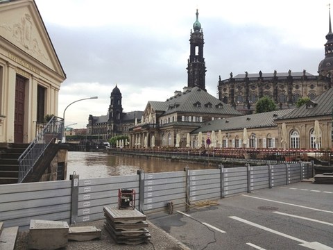 Beispiel für mobile Hochwasserschutzelemente in Dresden (Foto)
