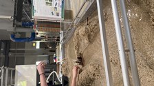 Kinder testen ihre selbstgebauten Biberdämme am Versuchsstand 