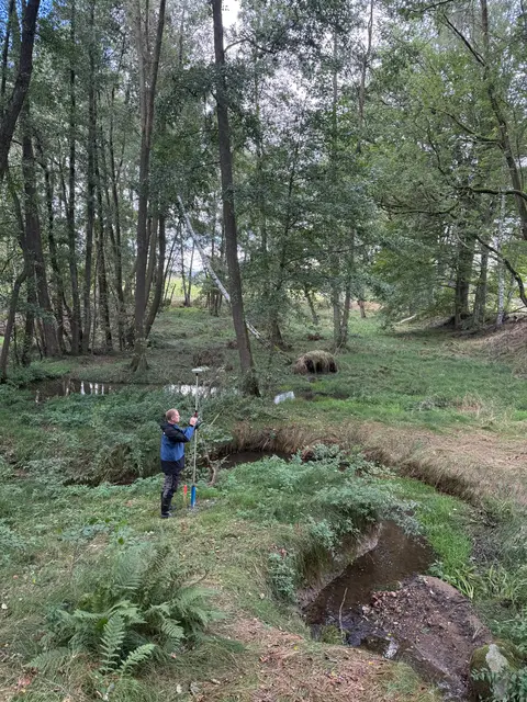 Die Grundwassermesstellen am Lisci potok (Fuchsbach) werden geodätisch eingemessen.